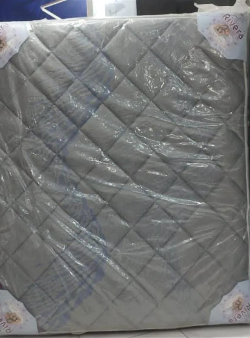 Nouveau matelas à vendre, jamais utilisé, 2 mètres de long