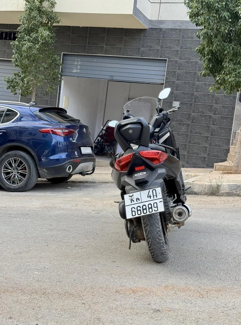 Xmax 250 2015 bon état révision OK