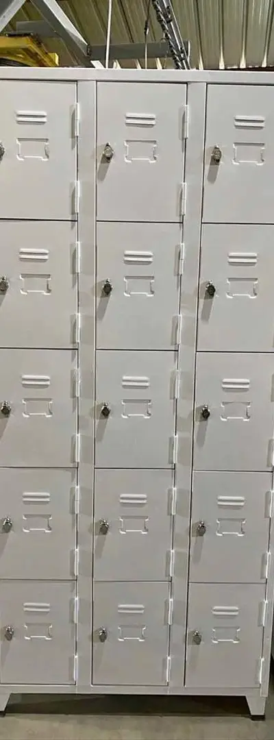 Vestiaires métalliques robustes et pratiques