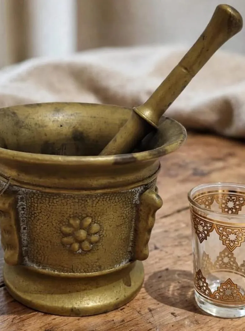 Mortier antique, lourd et de taille moyenne