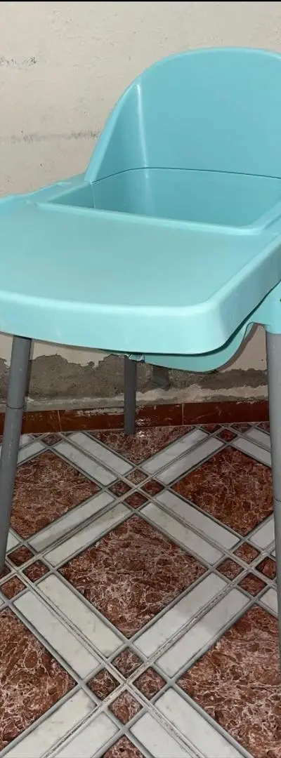 Chaise haute bébé pratique et confortable.