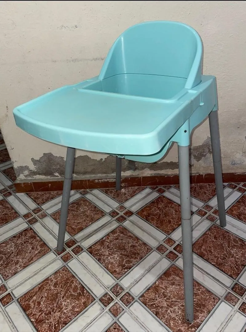 Chaise haute bébé pratique et confortable.