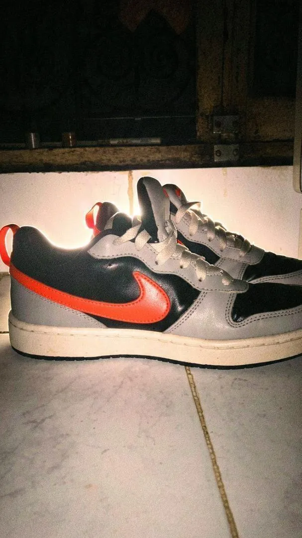 Chaussures Nike original 100/100 Taille 37.5