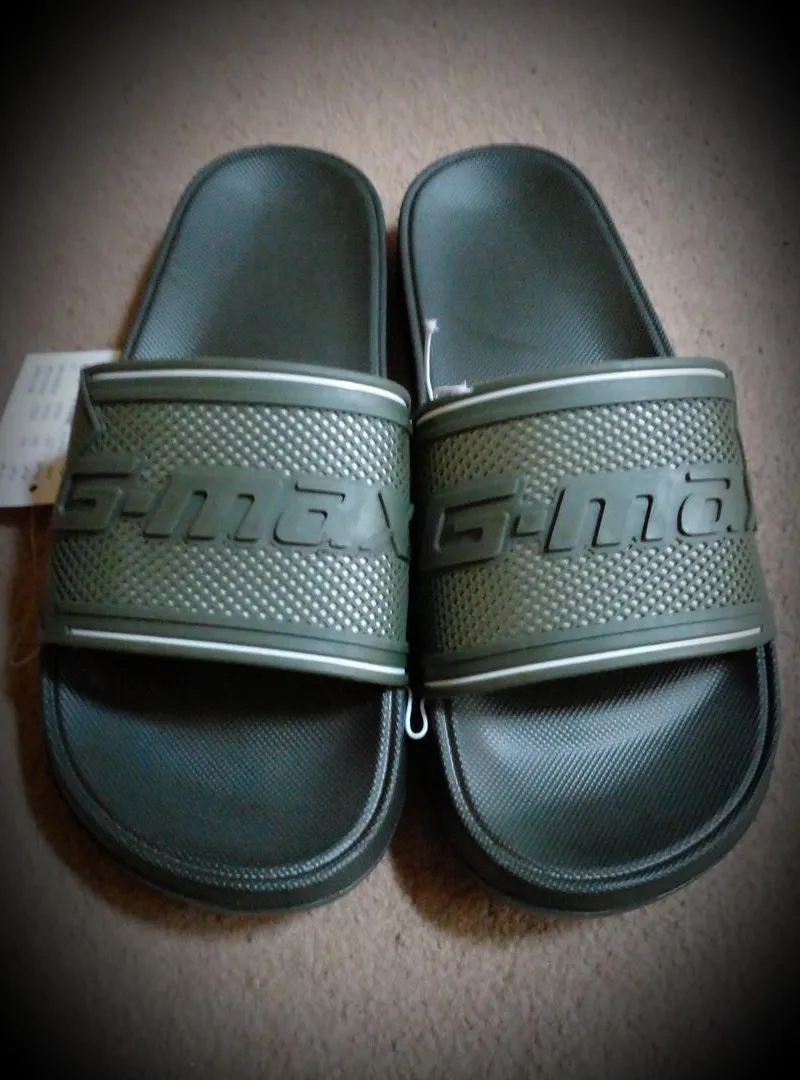 Sandale homme neuve couleur kaki. Du 40 au 44.