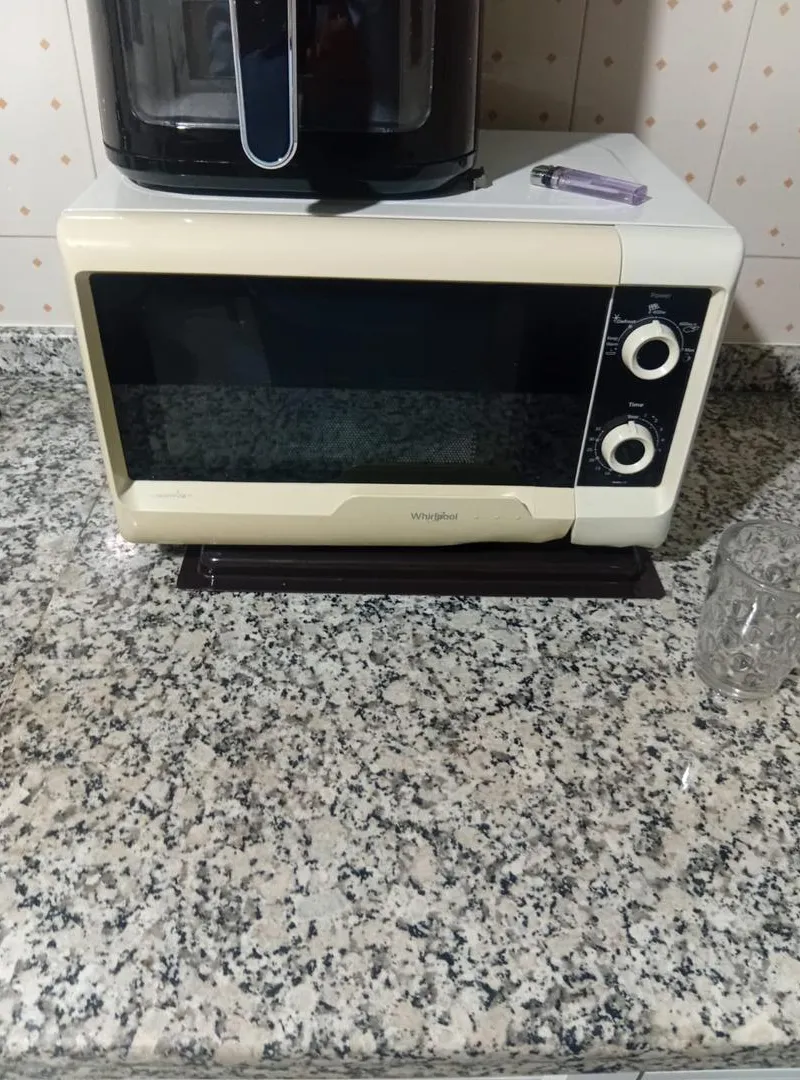 2 tables et micro-ondes