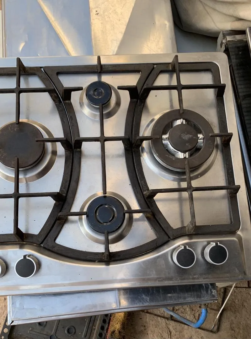 Four Inox Castri propre, bon état de marche, feu bleu
