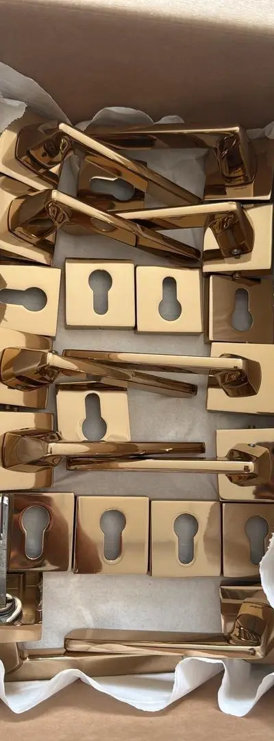5 jolies poignées de porte dorée comme neuves