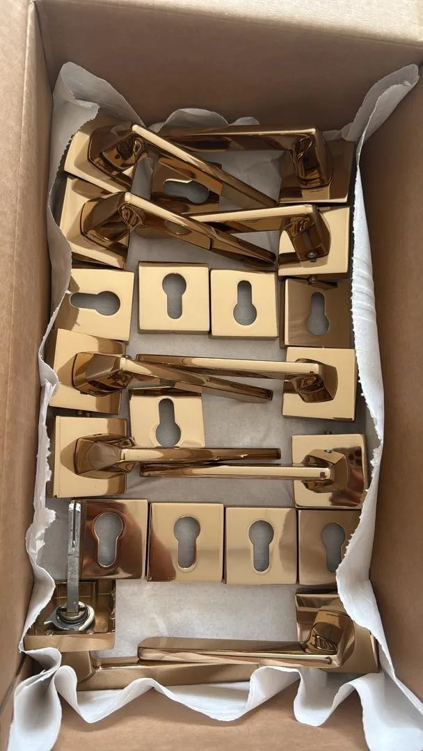 5 jolies poignées de porte dorée comme neuves