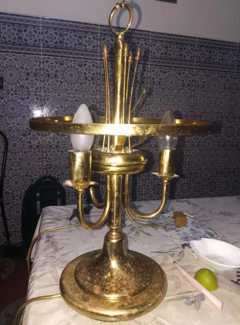 Lampe en laiton ancien fonctionnelle, nécessite seulement un nettoyage.