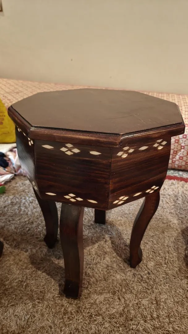 Table et sandales pour le salon