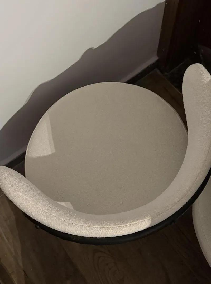 SALLE À MANGER avec 5 CHAISES