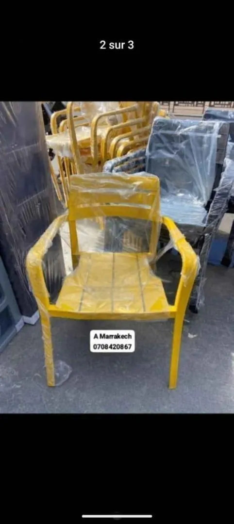 Chaises pour cafés et snacks disponibles en couleurs