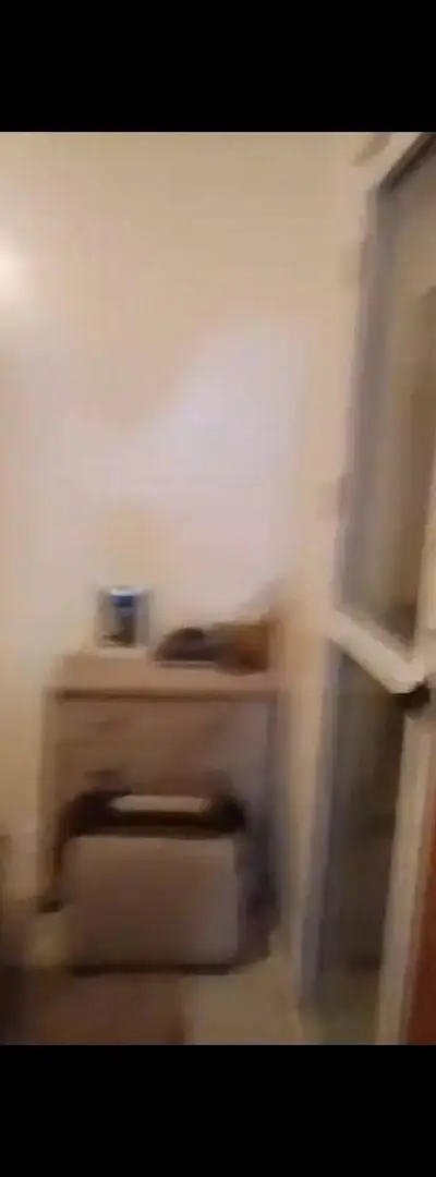 Chambre à coucher avec balcon et ses placards