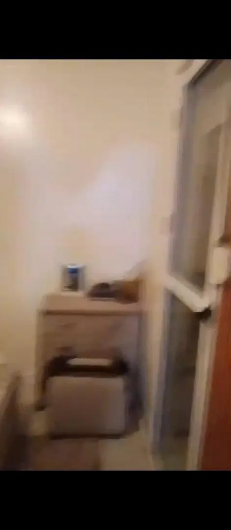 Chambre à coucher avec balcon et ses placards