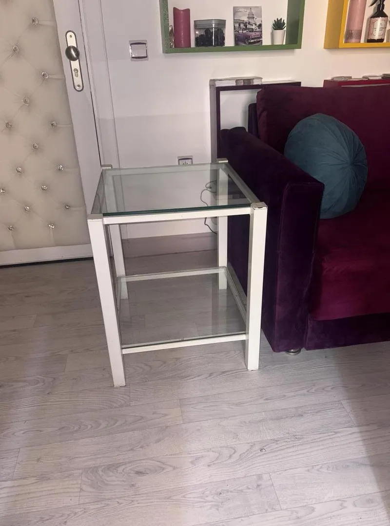 Tables d'appoint en verre et pieds en acier blanc