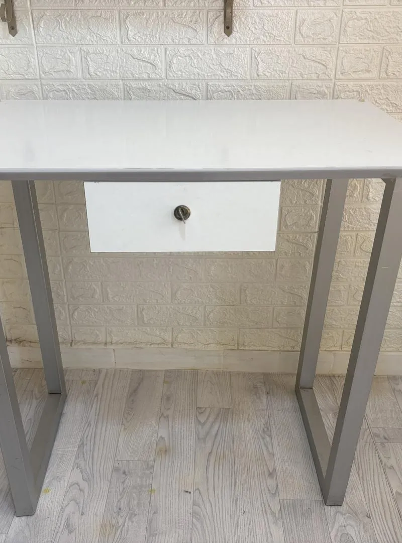 Table de bureau blanche avec petit tiroir à clé