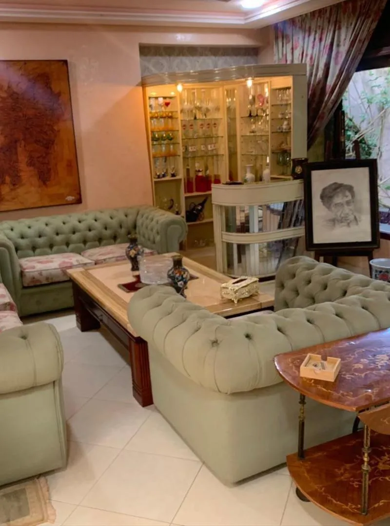 Salon style Chesterfield et table en marbre