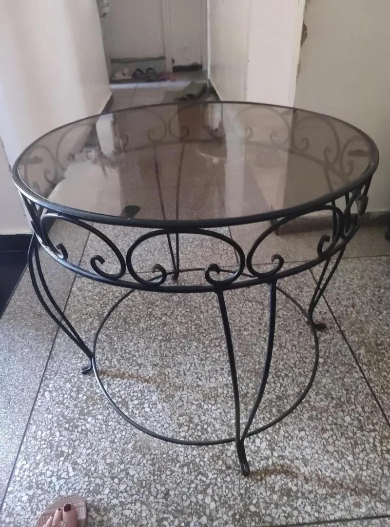 Table en fer forgé et verre fumé