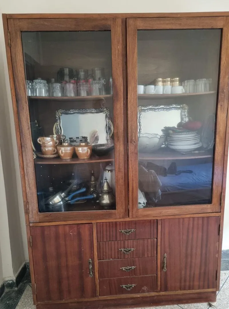 Vends vitrine de vaisselle