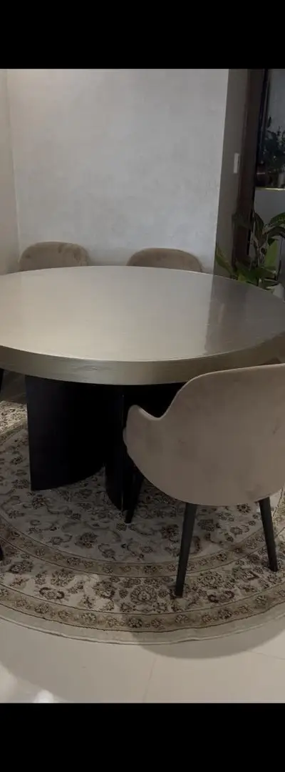 Table à manger en bon état