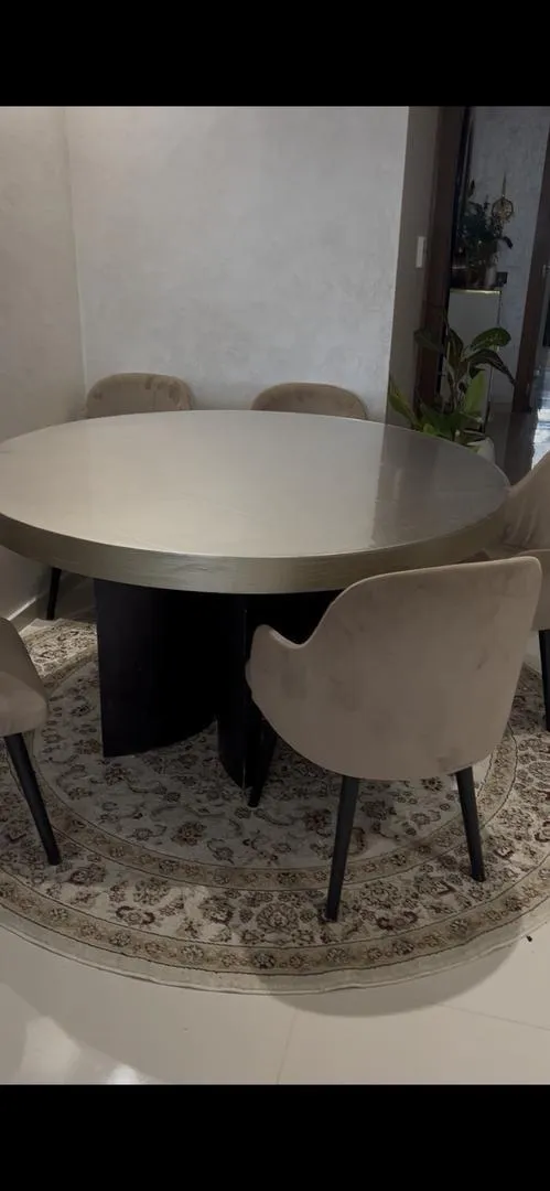 Table à manger en bon état