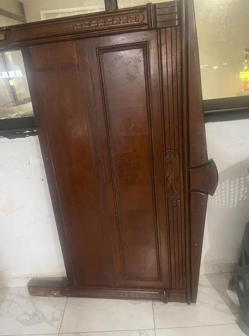 Lit à vendre sans matelas 190*140