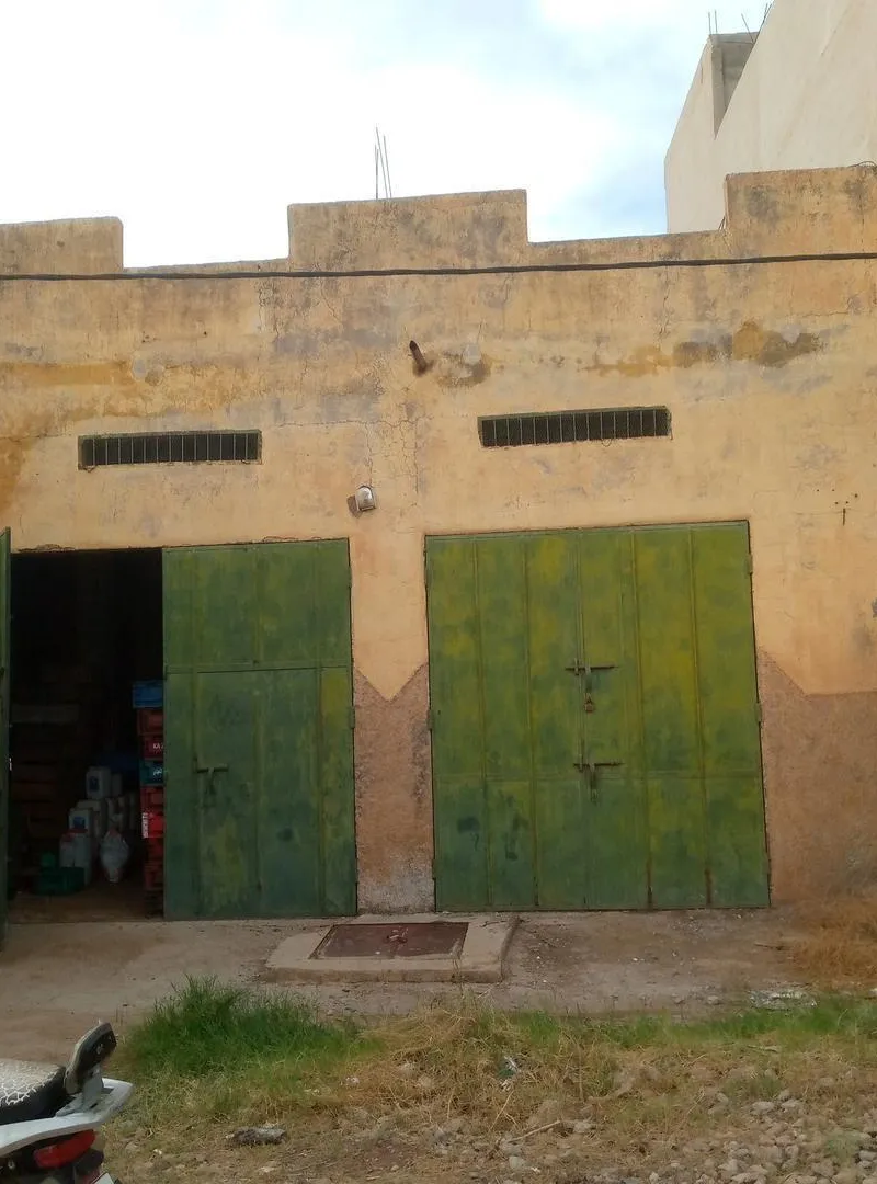 Magasin avec maison enregistrée à vendre, route El Kaaichba, 314 m²