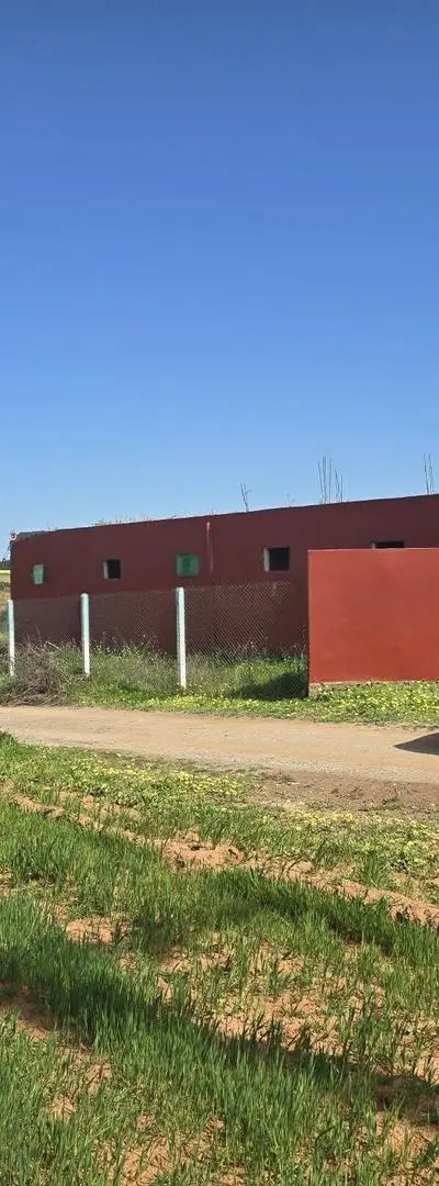 Ferme à vendre équipée de 14 écuries pour chevaux et d'une nouvelle maison