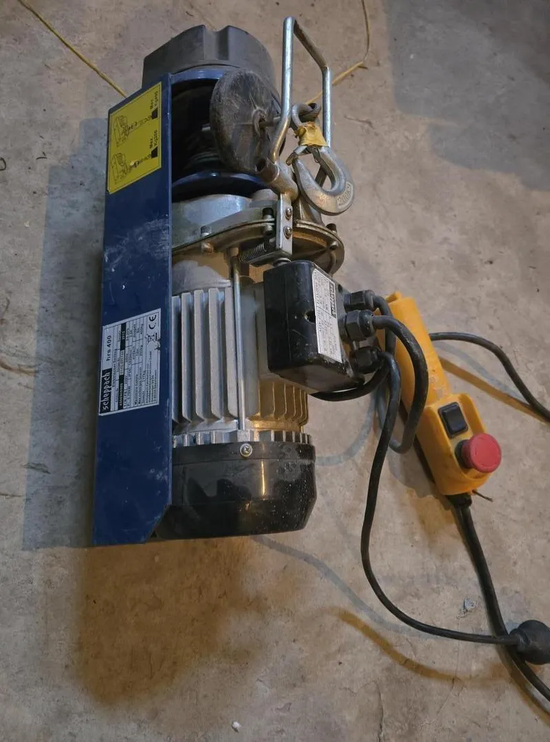 Monte-charge électrique avec commande
