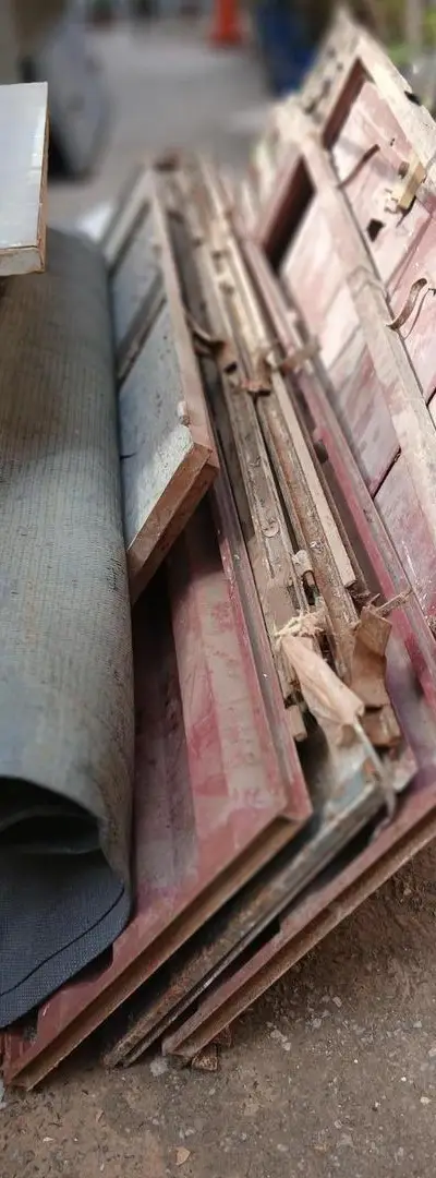 Portail en fer et deux portes "fessail" pour la maison