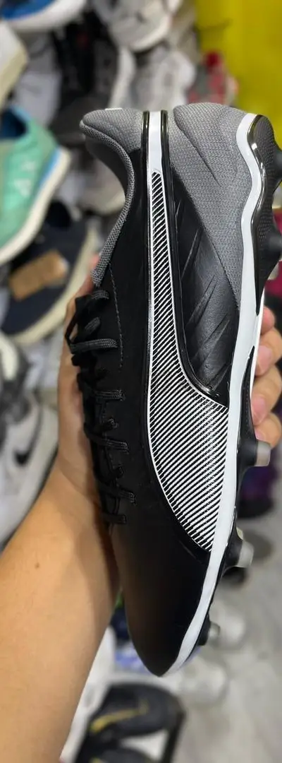 Crampons de Football Noir & Rouge Fluo – Neufs
