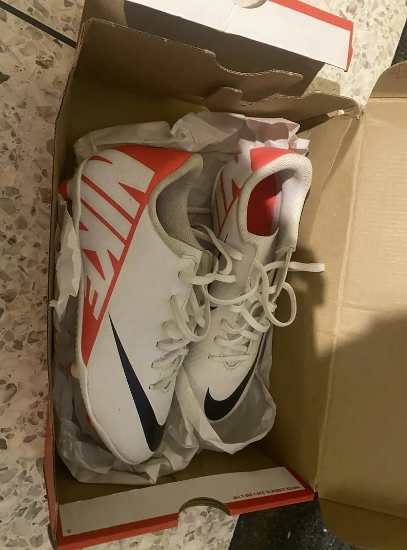 Chaussures de sport authentiques taille 38.5