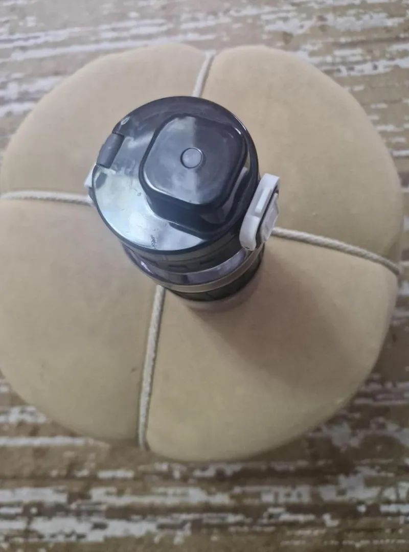 Bouteille d'eau pratique pour les amateurs de salon et de sport