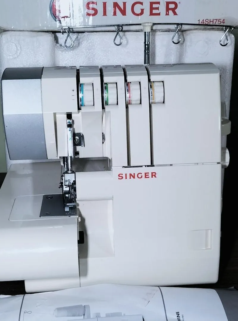 Machine à coudre serjteuse, prix indiqué dans l'annonce