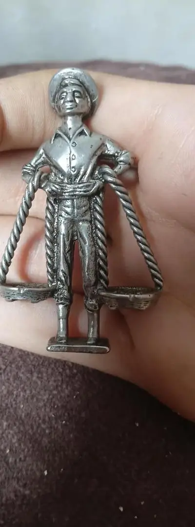 Petite statue représentant un homme portant une balance et à un prix raisonnable
