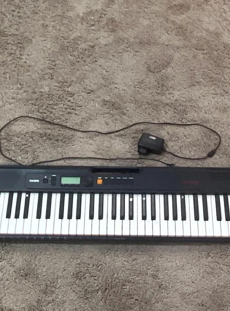 piano bon état CT-S195