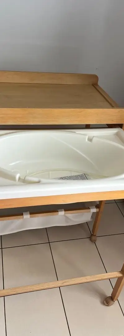 Table à langer, baignoire et meuble importé