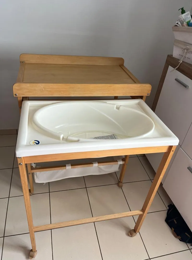 Table à langer, baignoire et meuble importé