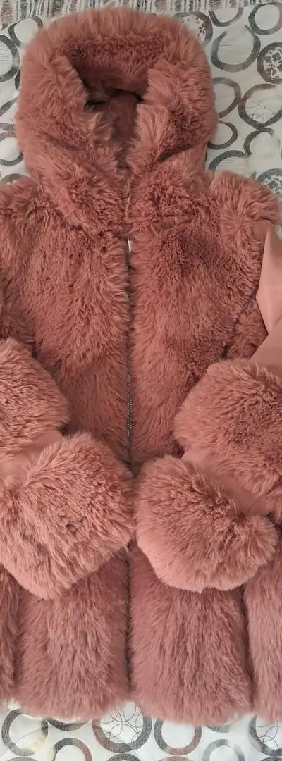 Manteau de fourrure rose pour fille