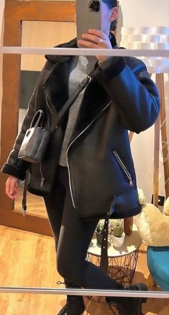 Veste en cuir doublée de fourrure, coupe oversize