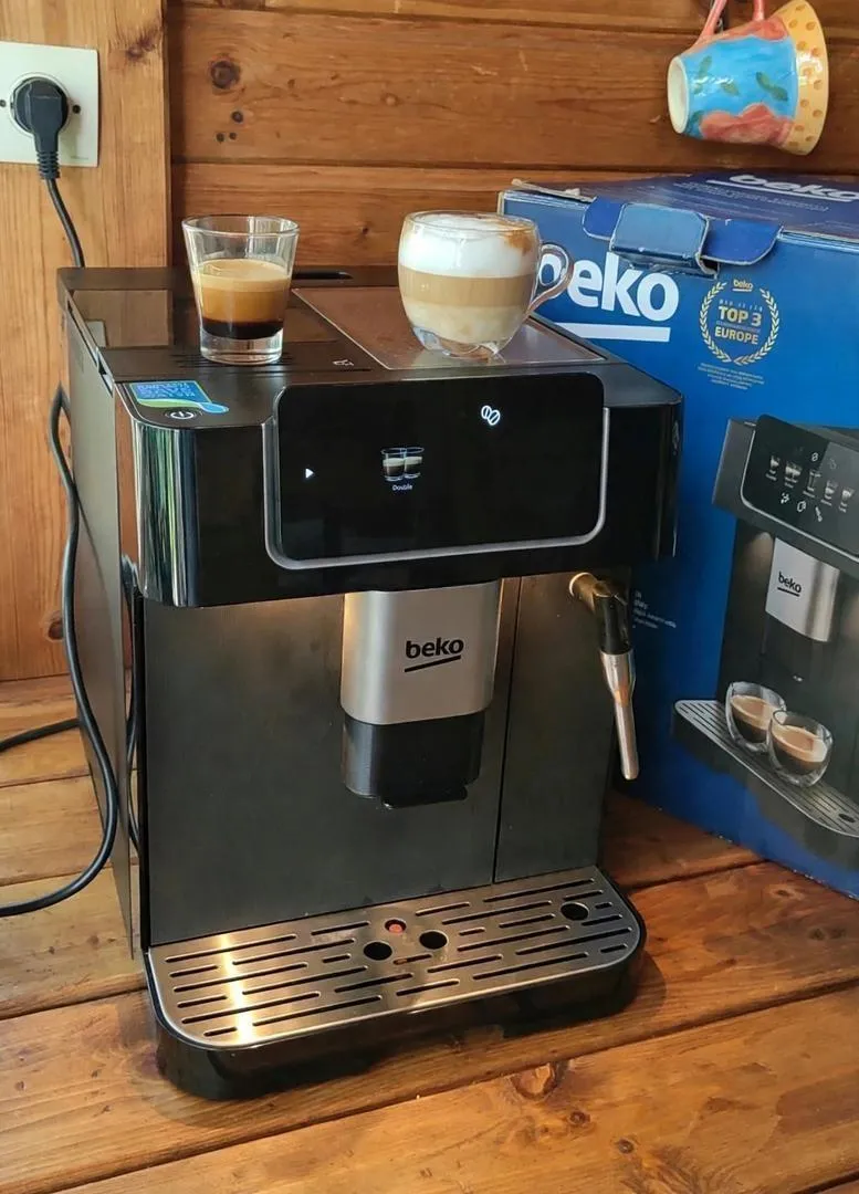 Machine à café Beko, broie et presse. Presque neuve, peu utilisée