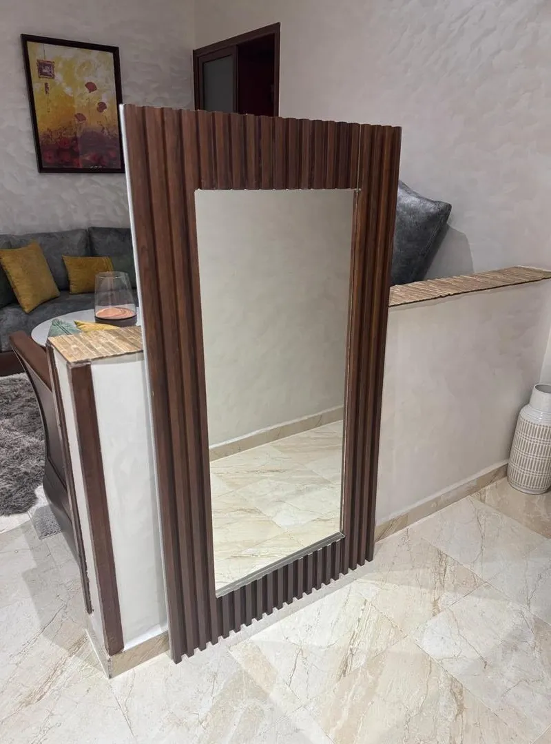 Miroir avec bardage et éclairage LED