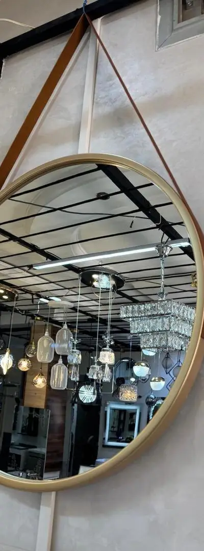 Miroir élégant avec une sangle en cuir