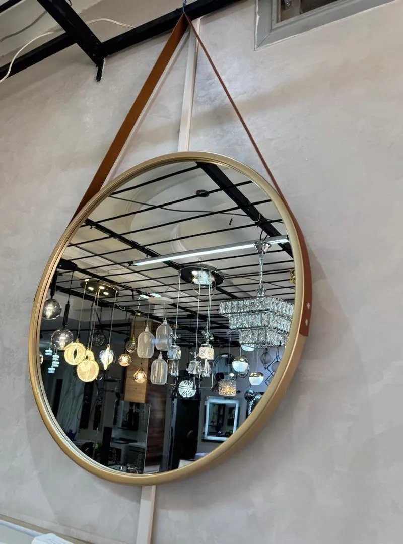 Miroir élégant avec une sangle en cuir
