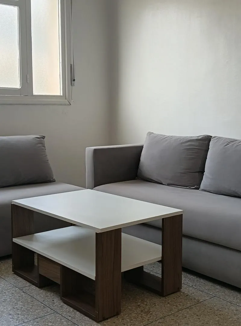 Canapés gris avec une table