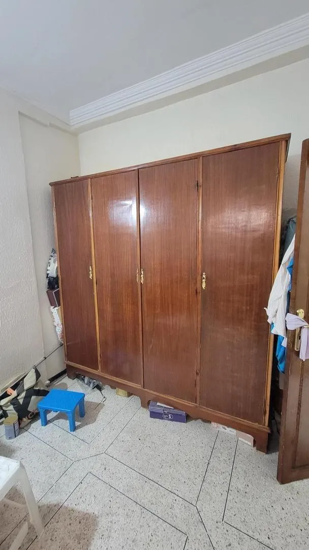 Armoire en bois de cèdre, correcte et faite à la main