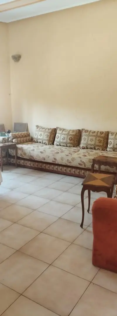 Salon marocain traditionnel avec coussins et tapis