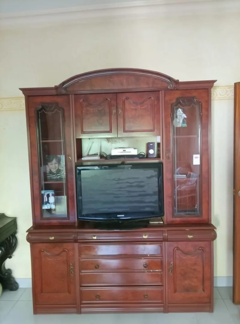 Meuble vitrine de salon en bois – style classique