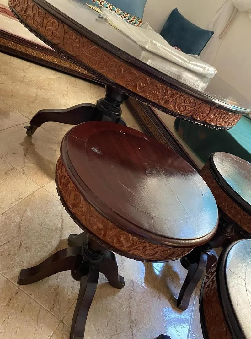 Table ronde et 4 petites tables