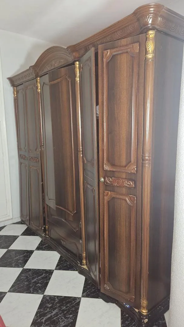 Placard et coiffeuse avec miroir